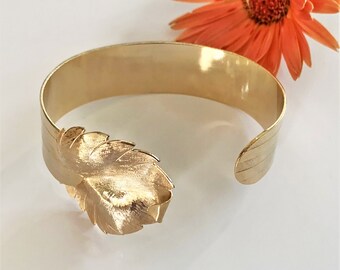 Bracelet manchette oblong vintage en or texturé et côtelé, orné de feuilles gravées et enroulées - Fabriqué aux États-Unis