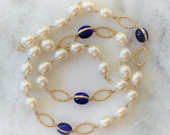 Collier en plaqué or de 76 cm (30 pouces) avec chaîne ovale en fausses perles et cabochon ovale en lucite saphir, orné de fermoirs en corde dorée.