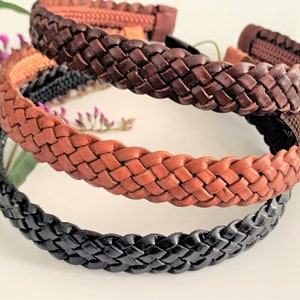 Peut inclure: Trois bandeaux en cuir tress&eacute; en noir, marron et beige.