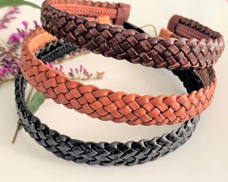 Peut inclure: Trois bandeaux en cuir tress&eacute; en noir, marron et beige.