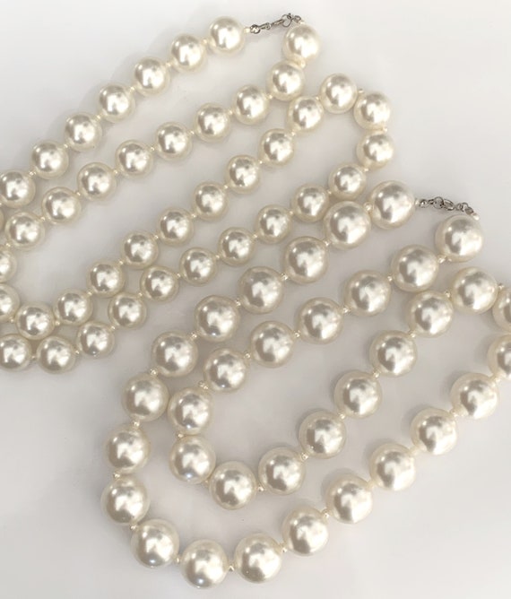 30" Chunky Imitation Pearl Necklace Separated by … - image 3