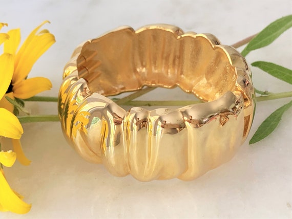 Rippled Spring Hinged Oval Bangle Bracelet in Pol… - image 1