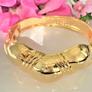 Polished Gold Tone Ribbed Spring Hinged Oval Bangle Bracelet