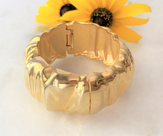 Rippled Spring Hinged Oval Bangle Bracelet in Pol… - image 2
