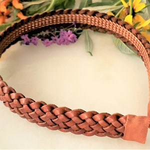 Peut inclure: Un serre-t&ecirc;te en cuir marron avec un design tress&eacute;. Le serre-t&ecirc;te est fait d'un mat&eacute;riau souple et flexible et est parfait pour ajouter une touche de style &agrave; n'importe quelle tenue.
