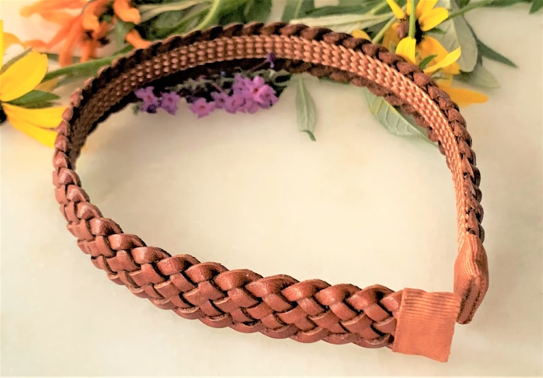 Peut inclure: Un serre-t&ecirc;te en cuir marron avec un design tress&eacute;. Le serre-t&ecirc;te est fait d'un mat&eacute;riau souple et flexible et est parfait pour ajouter une touche de style &agrave; n'importe quelle tenue.