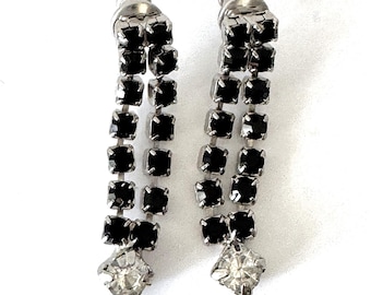 Boucles d'oreilles à double rang en strass noirs des années 1980 avec pierres au bout en cristal