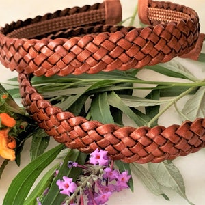 Peut inclure: Deux bandeaux en cuir tress&eacute; marron. Les bandeaux sont faits d'un cuir &eacute;pais et tiss&eacute; et ont un design simple et &eacute;l&eacute;gant.