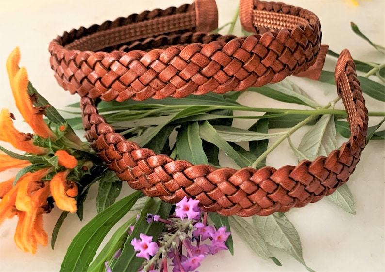 Peut inclure: Deux bandeaux en cuir tress&eacute; marron. Les bandeaux sont faits d'un cuir &eacute;pais et tiss&eacute; et ont un design simple et &eacute;l&eacute;gant.