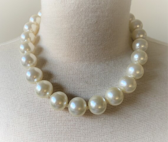 Chunky Imitation Pearl 19" Necklace with Mini Pea… - image 1