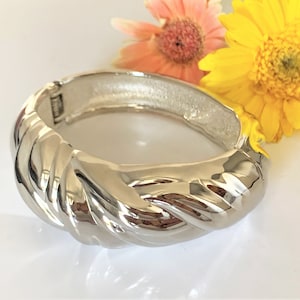 7/8&quot; Wide Polished Silver Tone Roped Spring Hinged Oval Tapered Bangle Bracelet