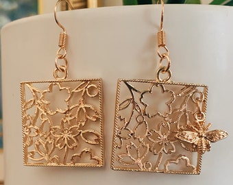The Sue// Garden Scene Earrings// Bee Charm Earring//