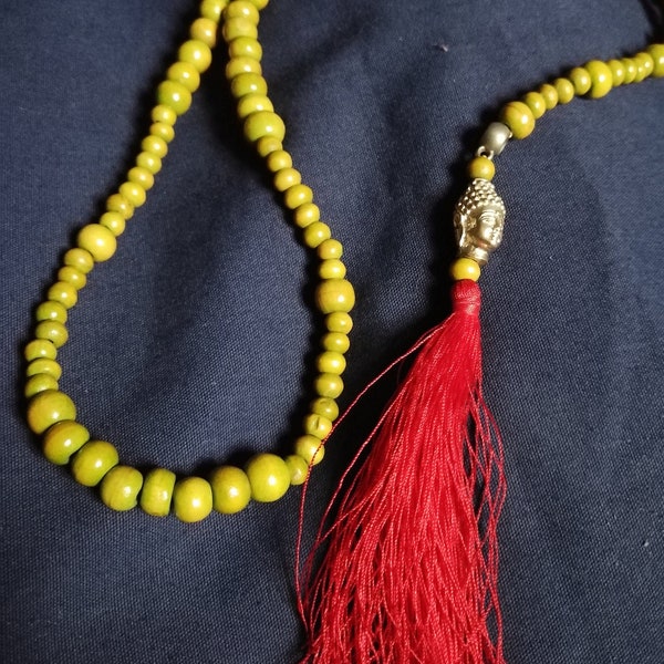 Collier mala vert anis, orné d'une tête de Bouddha et pompon rouge