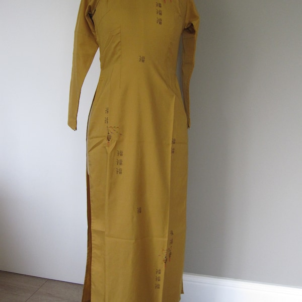 Robe vietnamienne traditionnelle - Ao Dai jaune brodé