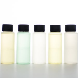 以下が含まれることがあります： 黒いキャップが付いた透明なプラスチック製の小さなボトルが6本。ボトルには、黄色、緑、白など、さまざまな色の液体が入っています。