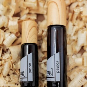 NUOVO profumo Rooted: sandalo, ambra, legno di cashmere, fava tonka - Roll-On senza alcol immagine 8