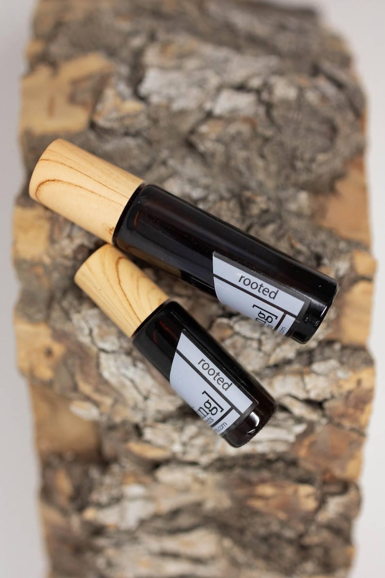 NUOVO profumo Rooted: sandalo, ambra, legno di cashmere, fava tonka - Roll-On senza alcol immagine 1