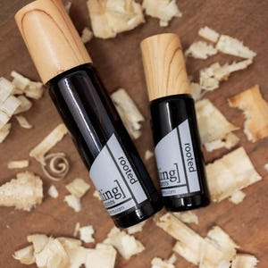 NUOVO profumo Rooted: sandalo, ambra, legno di cashmere, fava tonka - Roll-On senza alcol immagine 3