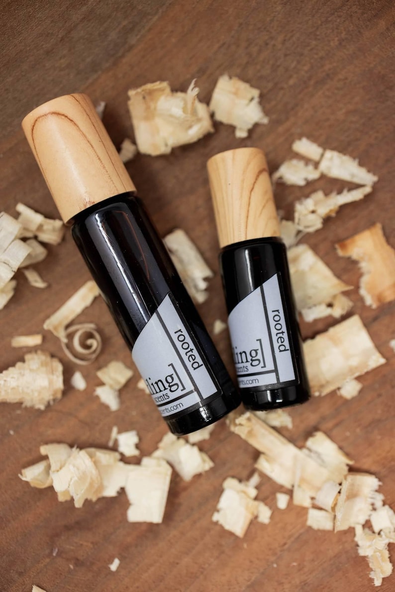 NUOVO profumo Rooted: sandalo, ambra, legno di cashmere, fava tonka - Roll-On senza alcol immagine 3