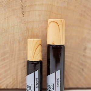 NUOVO profumo Rooted: sandalo, ambra, legno di cashmere, fava tonka - Roll-On senza alcol immagine 6