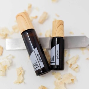 NUOVO profumo Rooted: sandalo, ambra, legno di cashmere, fava tonka - Roll-On senza alcol immagine 4