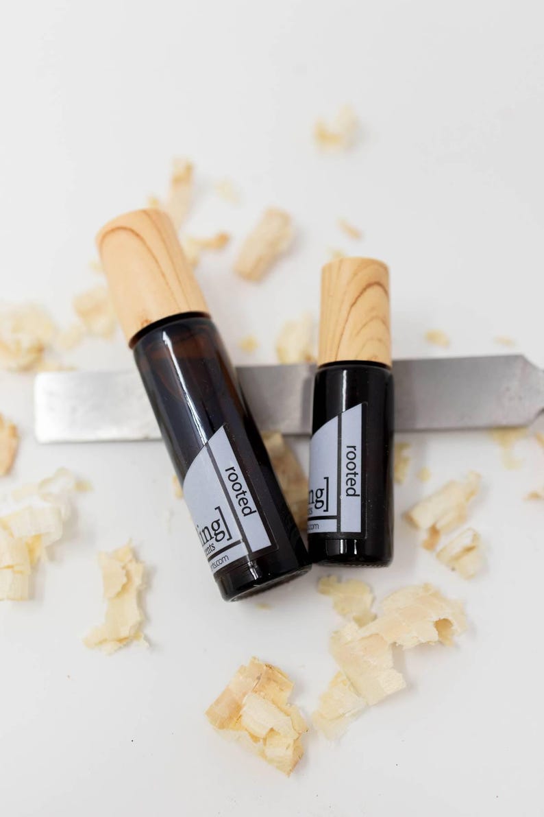 NUOVO profumo Rooted: sandalo, ambra, legno di cashmere, fava tonka - Roll-On senza alcol immagine 4