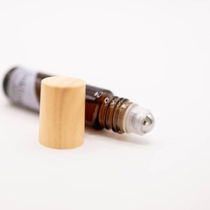NUOVO profumo Rooted: sandalo, ambra, legno di cashmere, fava tonka - Roll-On senza alcol immagine 10