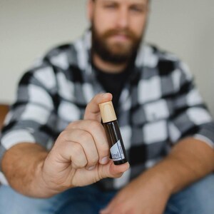NUOVO profumo Rooted: sandalo, ambra, legno di cashmere, fava tonka - Roll-On senza alcol immagine 5