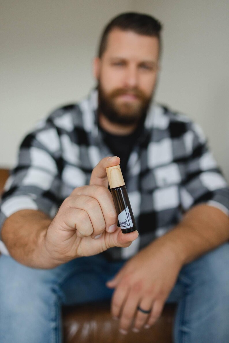 NUOVO profumo Rooted: sandalo, ambra, legno di cashmere, fava tonka - Roll-On senza alcol immagine 5