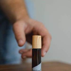 NUOVO profumo Rooted: sandalo, ambra, legno di cashmere, fava tonka - Roll-On senza alcol immagine 9