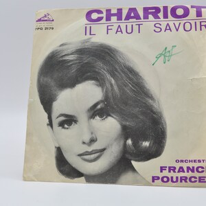 Può includere: Una copertina di un disco in vinile da 45 giri vintage con una foto in bianco e nero di una donna con un taglio di capelli corto. Il disco è intitolato "Chariot" e la canzone è "Il Faut Savoir". Il disco è dell'orchestra Franck Pourcel.