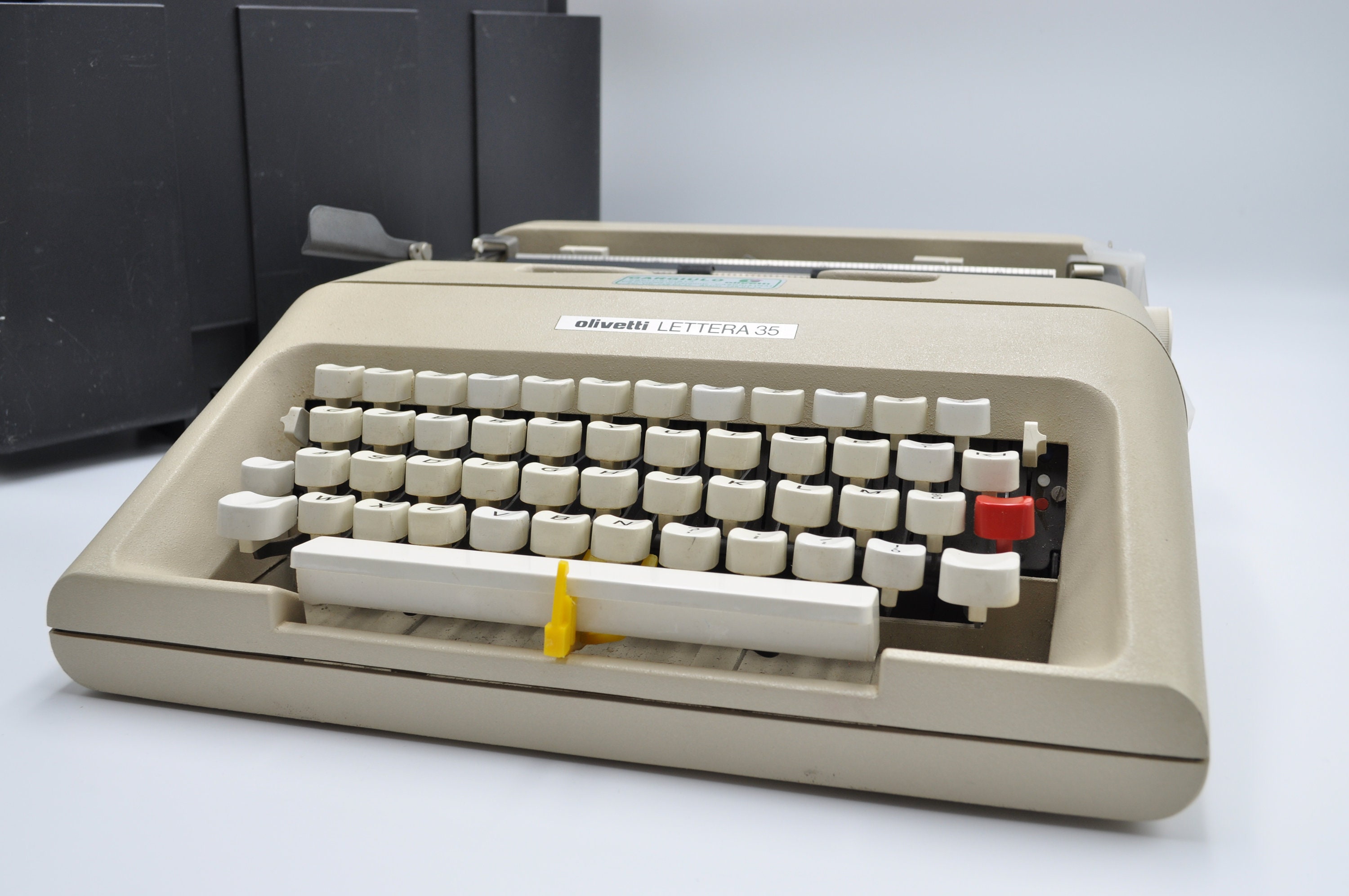 1970 年代のオリベッティ レッテラ 35 タイプライター - イタリア製