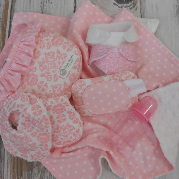 Just Like Mommy - BLANKET NOT INCLUDED - Chic Bitty Baby Doll Diaper Bag, Wipes, Diapers, and Feeding Set - Pink Damask and Polka Dot Fabric