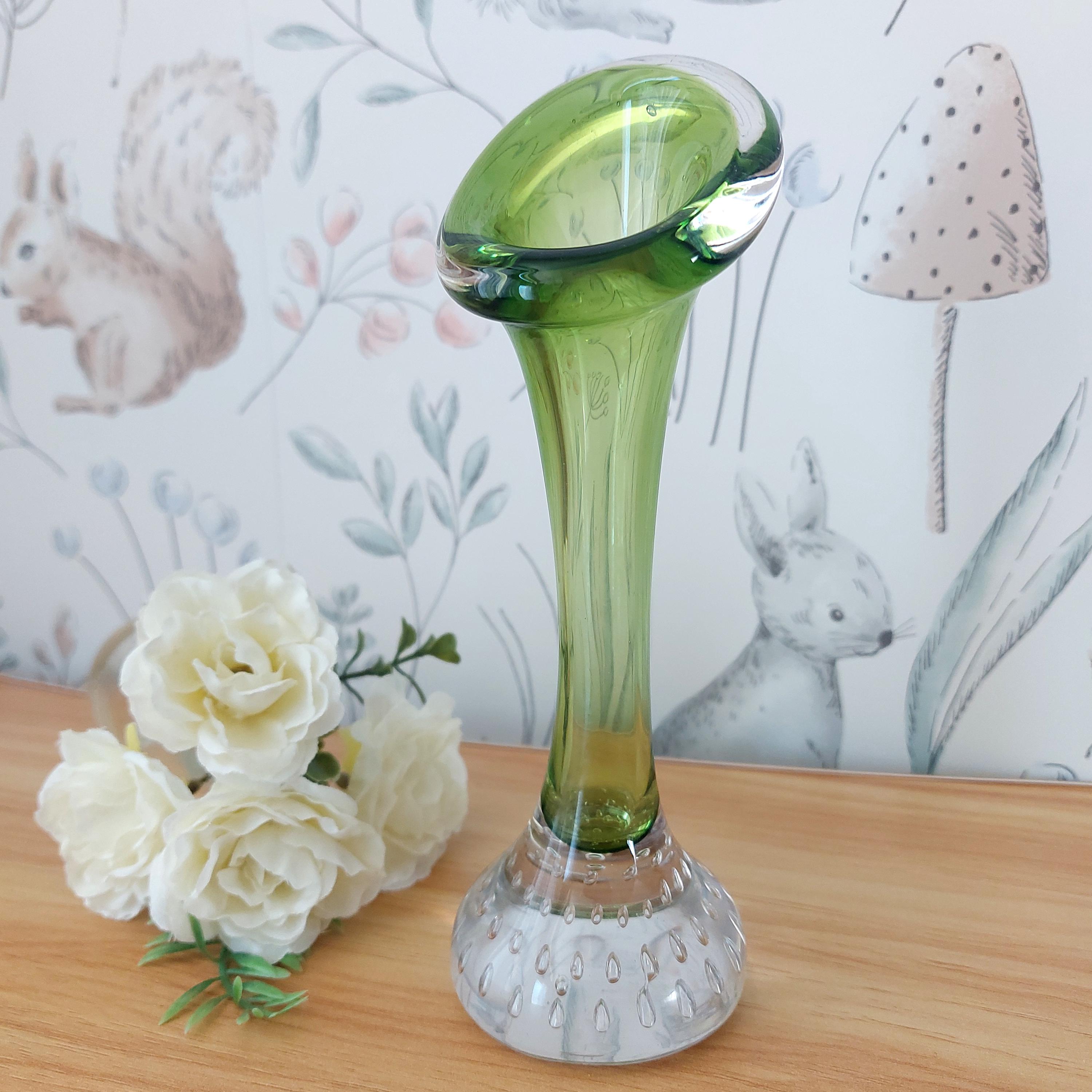 透かし彫り ガラス 花瓶 スウェーデン 製 ロマンティック な花瓶です アセダガラスの花瓶 - Etsy 日本