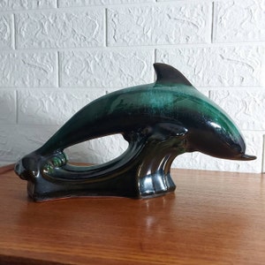 Grande poterie Blue Mountain DAUPHIN chevauchant la crête d&#39;une vague verte émaillée vintage fabriquée au Canada