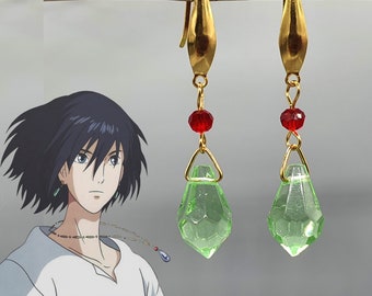 ハウルのイヤリング、ハウルの動く城のアニメ風コスプレイヤリング、緑と赤のガラスビーズとスチールフック、アニメマンガファンへのギフトジュエリー