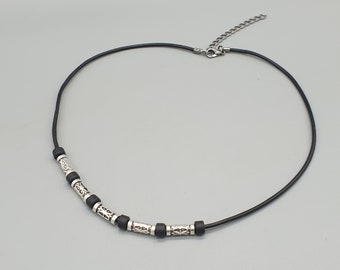 Collier avec métal texturé et perles en céramique grecque noire, collier cosplay costume, collier assassin