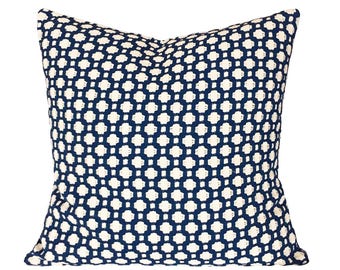 Funda de almohada Schumacher Betwixt Indigo: acento geométrico moderno