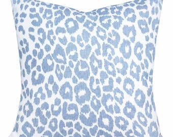 Schumacher ikoniskt leopardmönster med himmelskt örngott | Blått linnemönster | Designerdekor