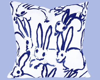 Funda de almohada Hunt Slonem Bunny Hutch: almohada de lino azul marino