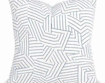 Funda de almohada Schumacher Deconstructed Stripe / Lino geométrico azul cobalto / Diseñador: Miles Redd