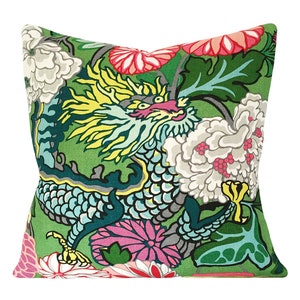 Funda de almohada decorativa Schumacher Chiang Mai Dragon Jade (ambos lados o parte posterior de lino color crema) - TODOS LOS TAMAÑOS DISPONIBLES