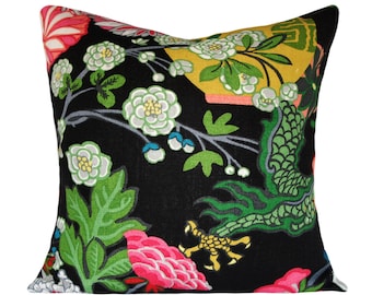 Schumacher Chiang Mai Dragon Kissenbezug: Vase und Blumen, Leinenfront