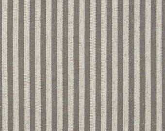 Puede incluir: Una tela tejida que presenta un patrón repetitivo de rayas verticales en tonos alternos de gris carbón y blanco roto. El textil muestra una textura visible y ligeramente gruesa con un tejido uniforme y consistente en toda la superficie.