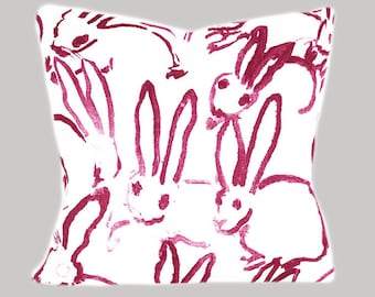 Funda de almohada Lee Jofa Bunny Hutch: lino con estampado de conejo rosa