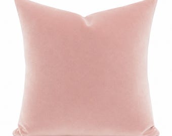 Kissenbezug aus hochwertigem Samt von Kravet in zartem Rosa | Luxuriöses, plüschiges Dekokissen