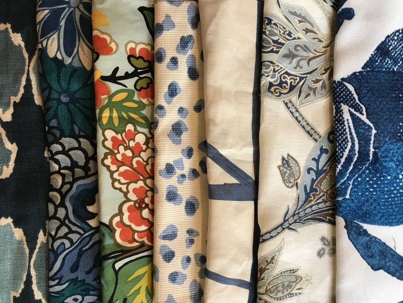 K&ouml;nnte beinhalten: Eine Sammlung von Stoffmustern in verschiedenen Blau- und Wei&szlig;t&ouml;nen. Die Stoffe zeigen florale, geometrische und abstrakte Muster.