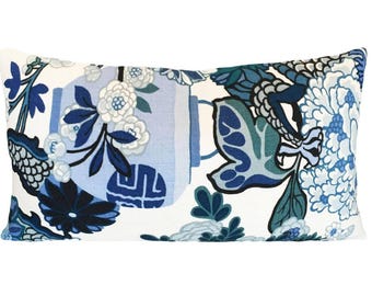 Schumacher Chiang Mai Dragon Kissenbezug: China Blaue Vase & Blumen Leinen mit elfenbeinfarbenem Leinenrücken