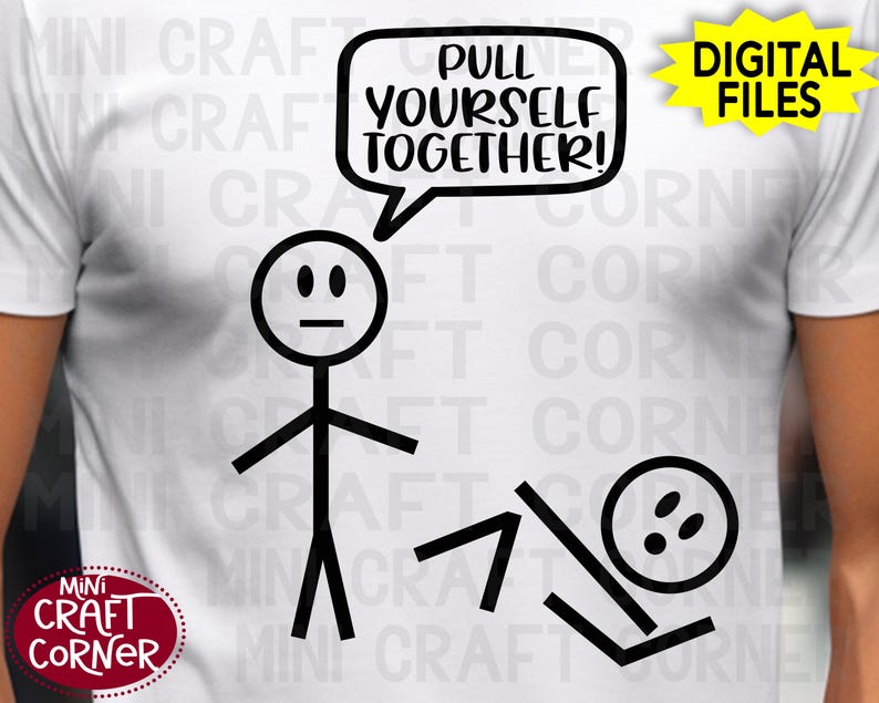 Pu&ograve; includere: Maglietta bianca con grafica di omino stilizzato nero. Un omino stilizzato &egrave; in piedi e dice la frase "PULL YOURSELF TOGETHER!" in un fumetto a un altro omino stilizzato sdraiato. Le parole "DIGITAL FILES" sono in una stella gialla.