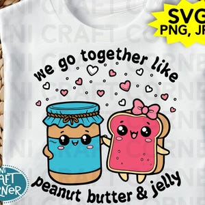 Peut inclure: Un t-shirt blanc avec un graphique d'un pot de beurre de cacahuète de dessin animé et une tranche de pain avec un visage souriant. Le texte "we go together like peanut butter & jelly" est écrit en lettres noires.